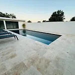 Climatisée Avec Piscine Partagée , Terrasse Et Parking