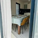 Climatisee Avec Piscine Partagee , Terrasse Et Parking Tatil Evi *
