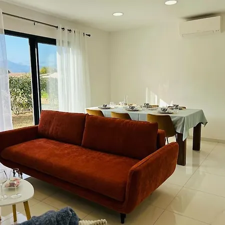 Climatisée Avec Piscine Partagée , Terrasse Et Parking Casa vacanze *