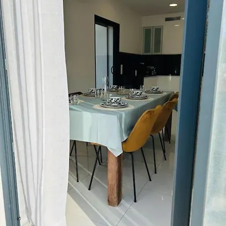 Climatisée Avec Piscine Partagée , Terrasse Et Parking Casa vacanze *