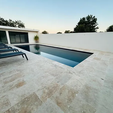Climatisée Avec Piscine Partagée , Terrasse Et Parking